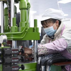 甘肃康乐 乡村就业工厂节后开工忙 鞋帽服装产业红火